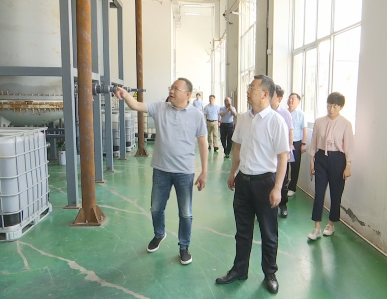 在陪同过程中，市、区领导了解到了古特生物从成立公司研发生物合成技术到现在拥有三座生产基地这十二年来的的发展历程，CEO秦永发对古特生物的生产现状及未来发展规划也作了详细说明。