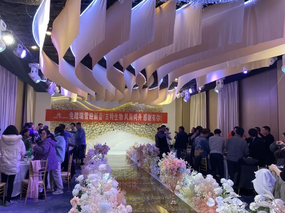 所有员工欢聚一堂，共同举杯庆祝