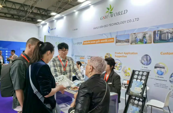 展会现场为客户介绍公司产品